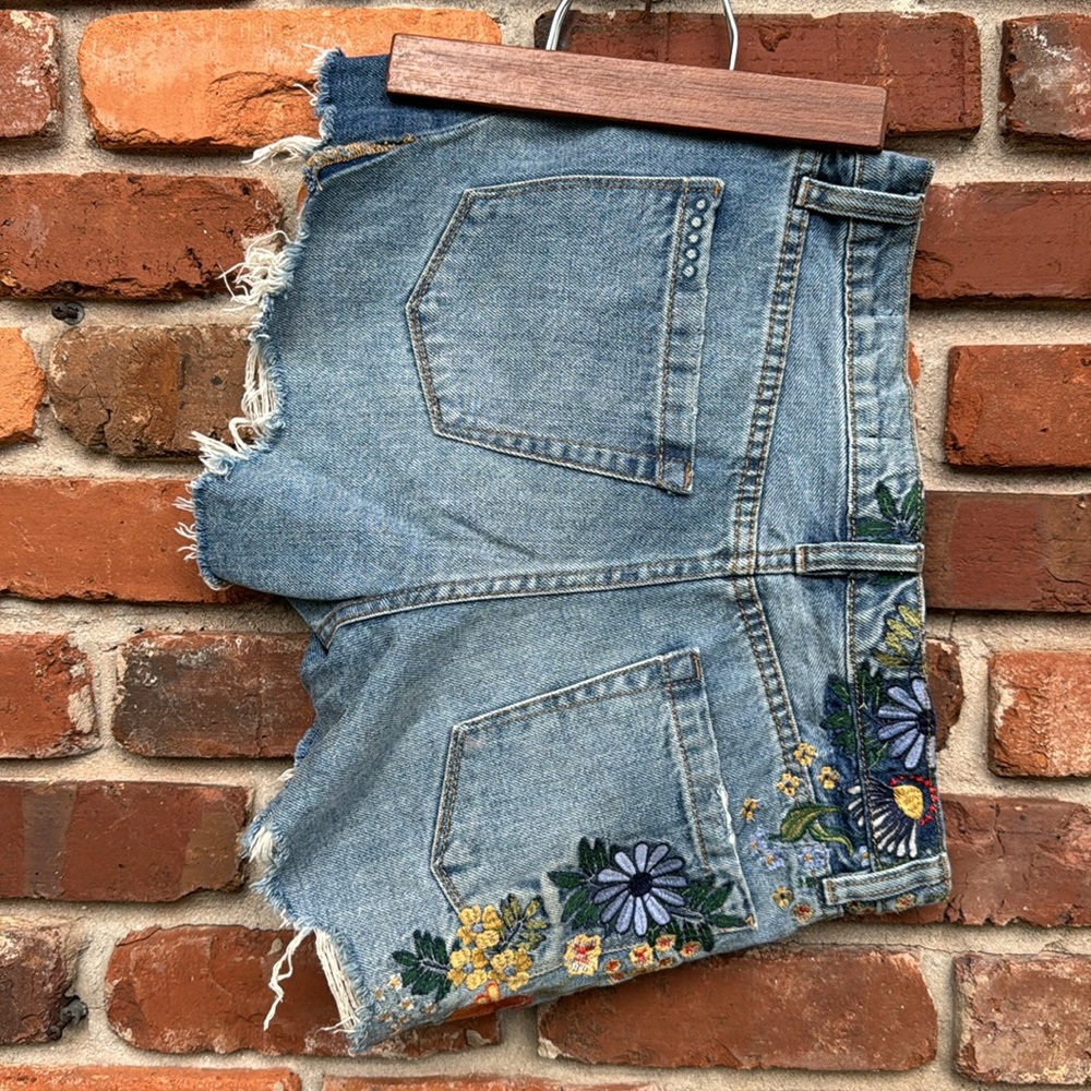 Blank NYC Embroidered Multicolored Floral The Barrow Blue Denim Zip Up Shorts 26 - Picture 4 of 15